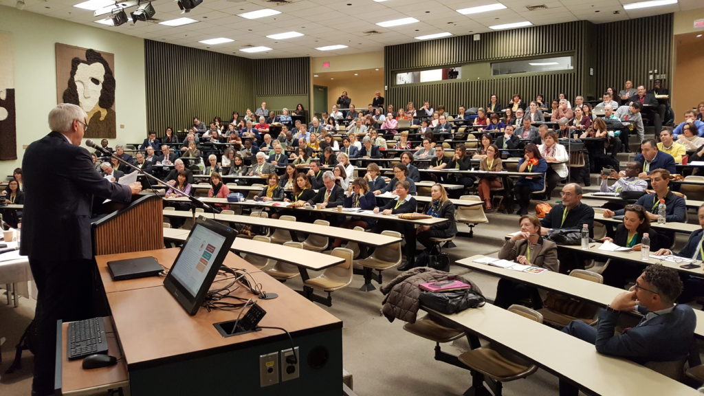 Le recteur de l'UQTR, monsieur Daniel McMahon, s'adresse aux participants du Colloque Éducation