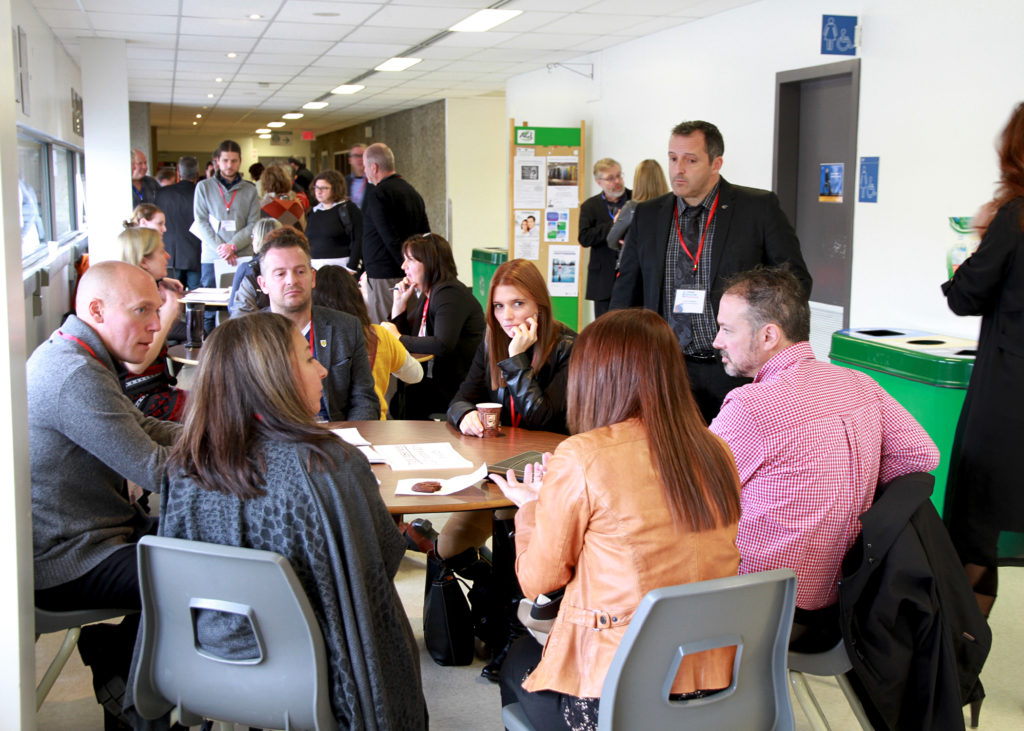 Des participants, chercheurs, pédagogues et praticiens en train d’échanger lors du colloque.