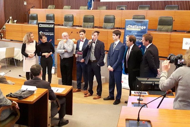 Les trois jeunes Amossois accompagnés de l’enseignant Louis Gosselin lors de la remise du prix 