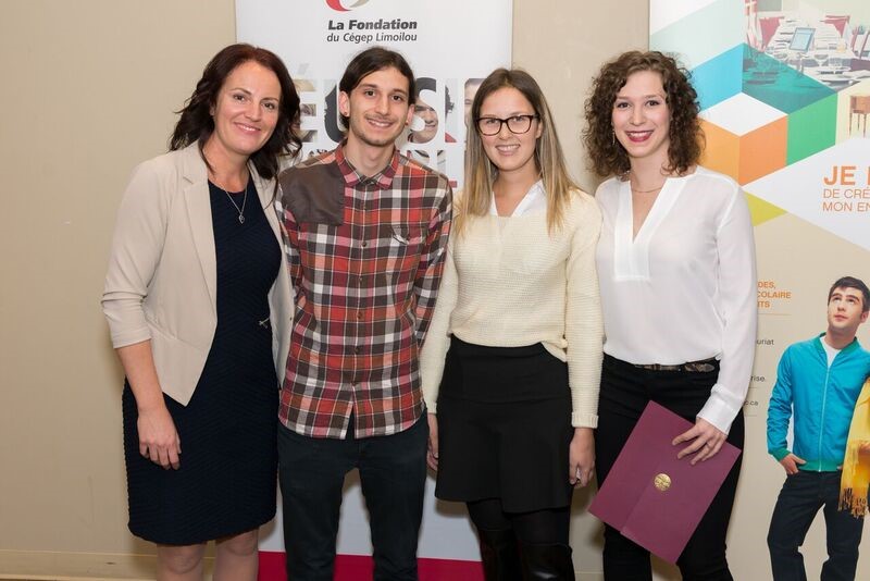 Valérie Huppé, conseillère en entrepreneuriat-études, Philippe Larouche et Sara-Jeanne Bouchard, cofondateur de la bûche glacée et lauréats de la première édition et Gabrielle Dumont.