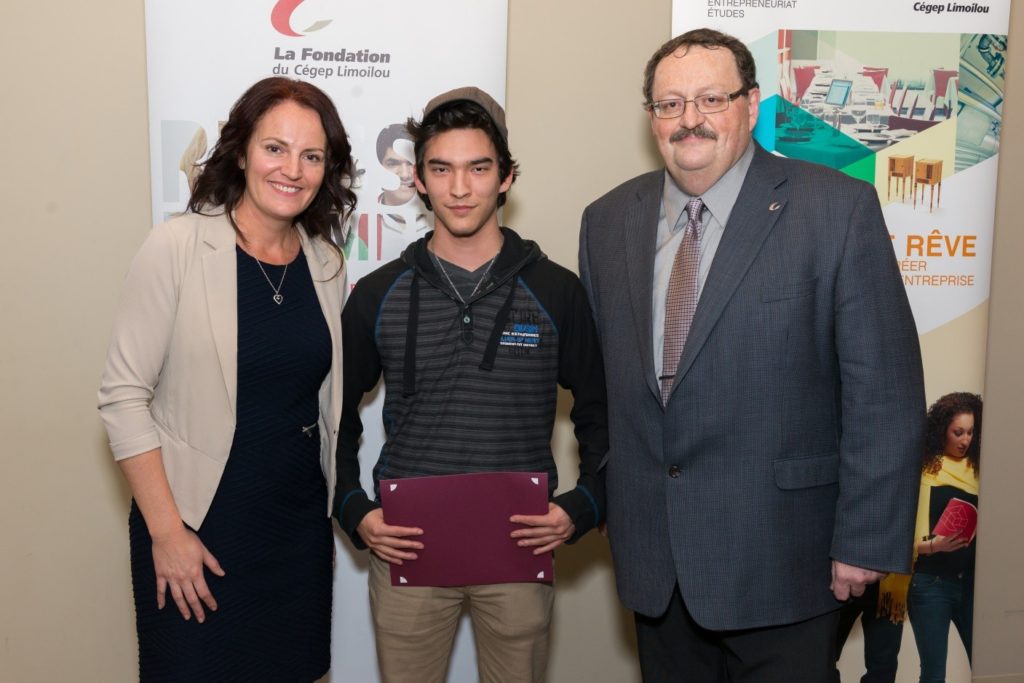 Simon Picard-Bellefleur est entouré de madame Valérie Huppé, conseillère en entrepreneuriat-études et de monsieur François Godbout, directeur des affaires étudiantes et du campus de Charlesbourg.