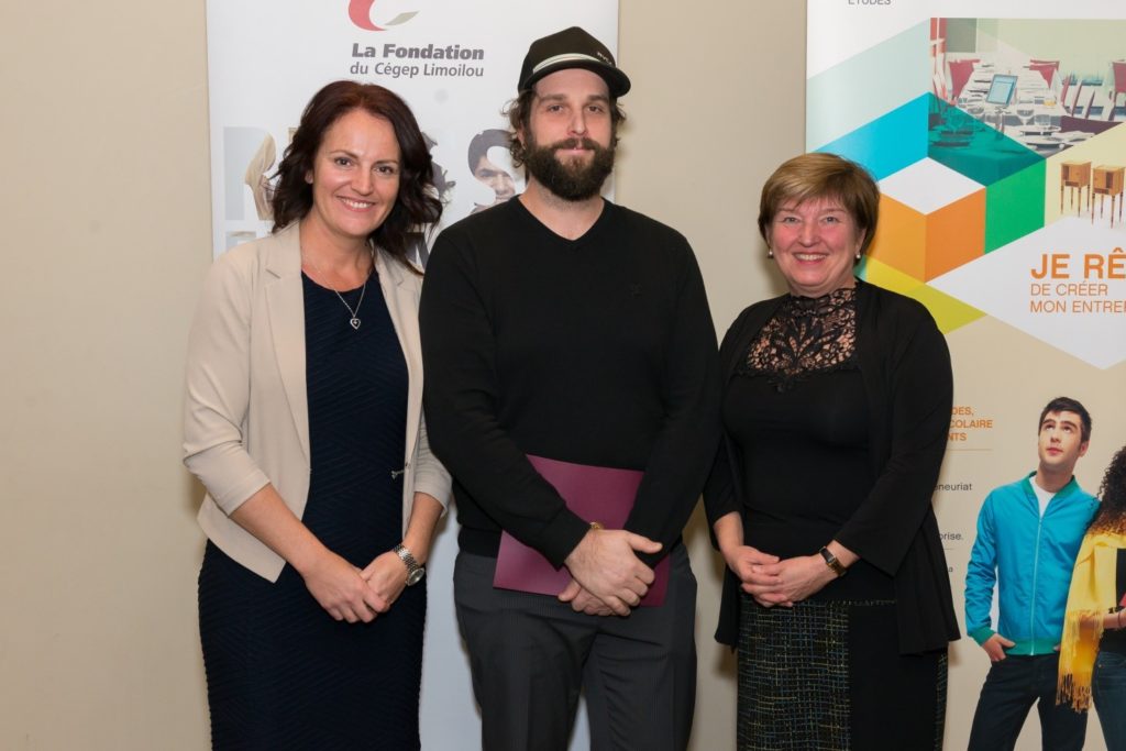 Le lauréat entouré de mesdames Valérie Huppé, conseillère en entrepreneuriat-études et Martine Boulet, directrice adjointe de la Fondation.