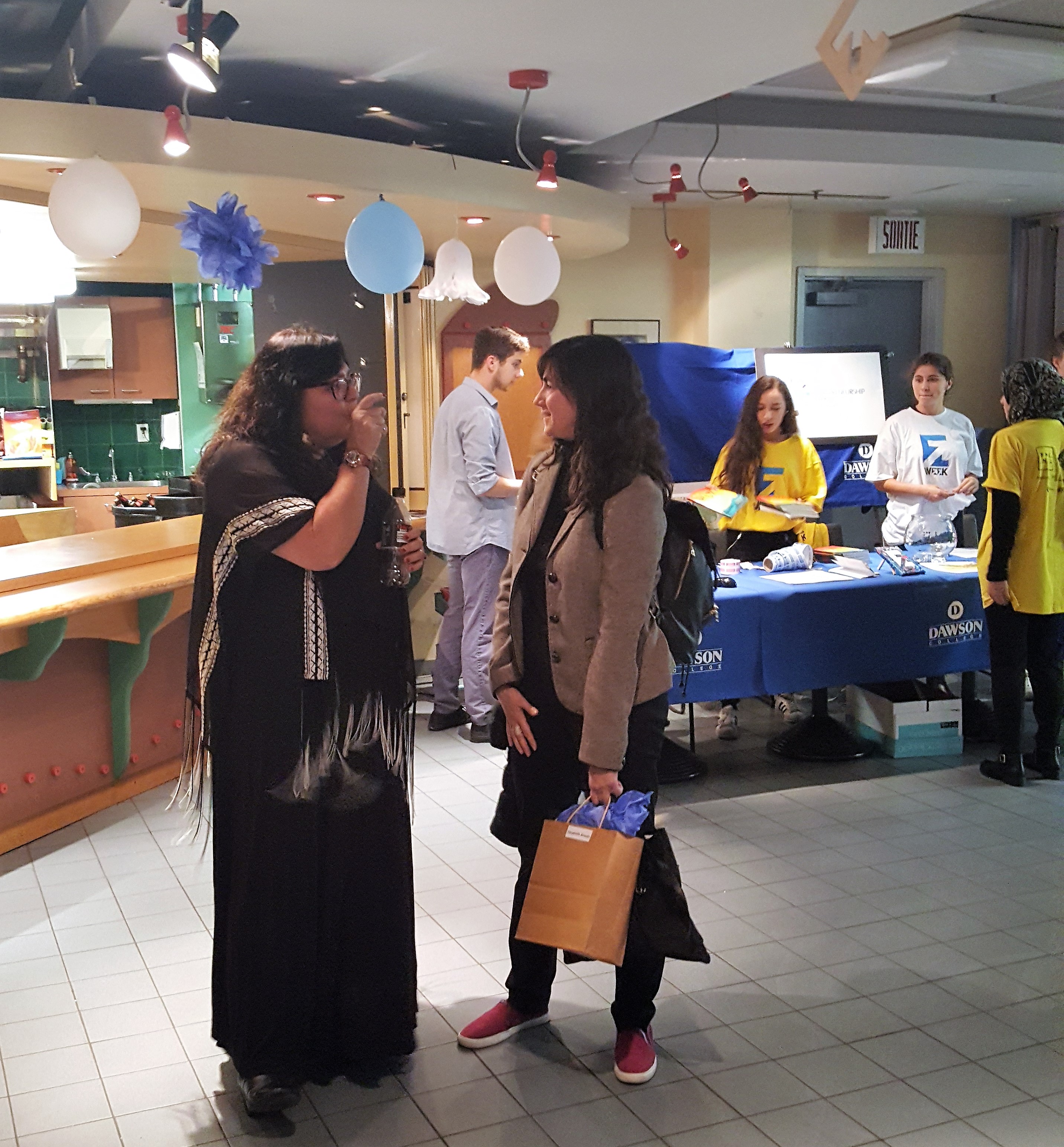 Madeleine Bazerghi, leader entrepreneuriale au collège Dawson, discute avec Elizabeth Araujo à la fin de sa présentation.